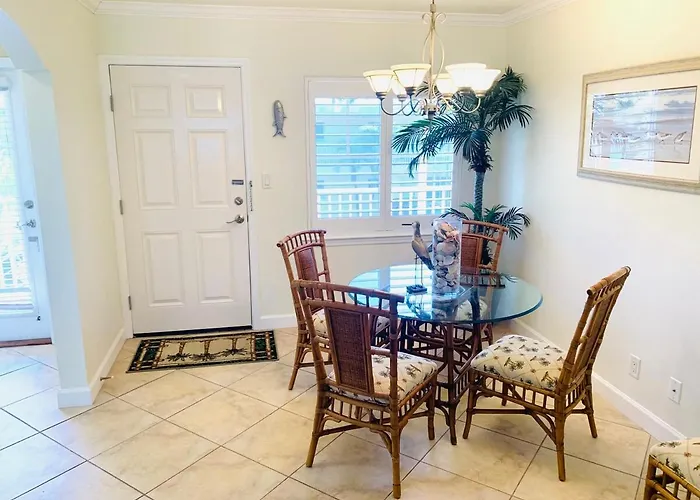 Indian Shores 2 Bedroom Escape! Apartment